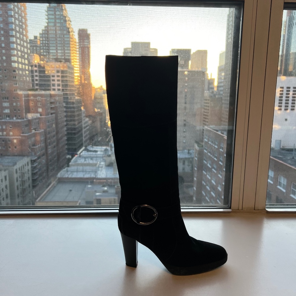 Tod’s suede high boot (size 38)